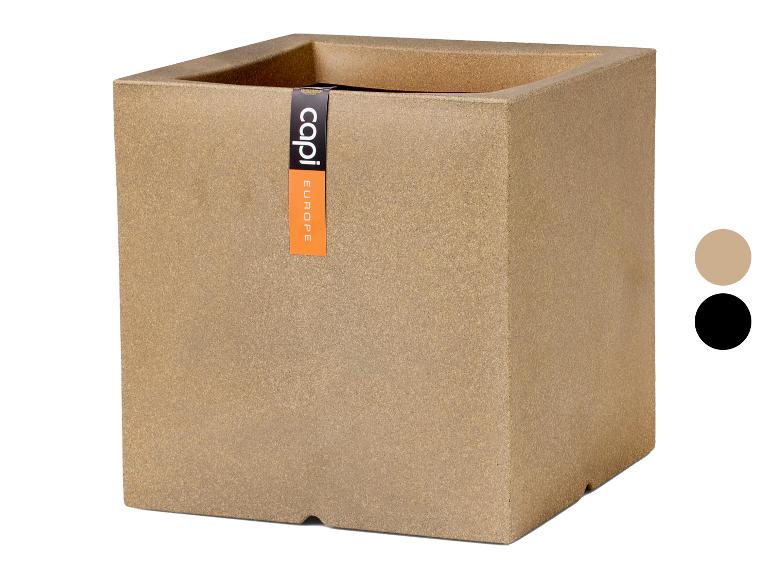 Vierkante zandkleurige plantenbak met etiket, naast beige en zwarte kleurstalen.