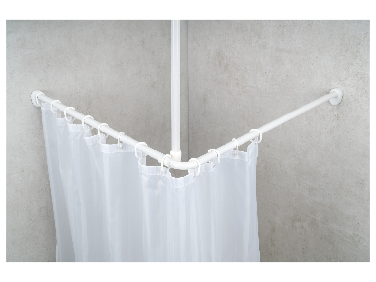Witte douchegordijn op een hoekige stang
