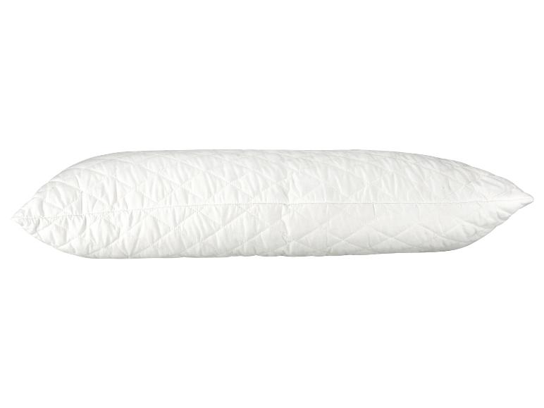 Een wit, gestikt kussen.