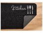 Zwarte keukenmat met bestekprint.