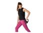 Vrouw in zwart hemdje en roze legging traint met een kettlebell.