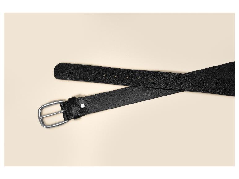 Zwarte leren riem met zilveren gesp op een beige achtergrond.