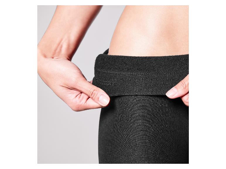 Close-up van zwarte leggings.