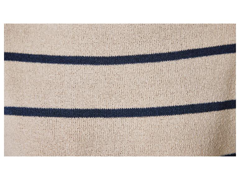 Beige gebreid vest met donkerblauwe strepen.