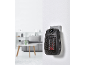 Compacte stekkerverwarming met digitaal display '25', aangesloten op een wit stopcontact.