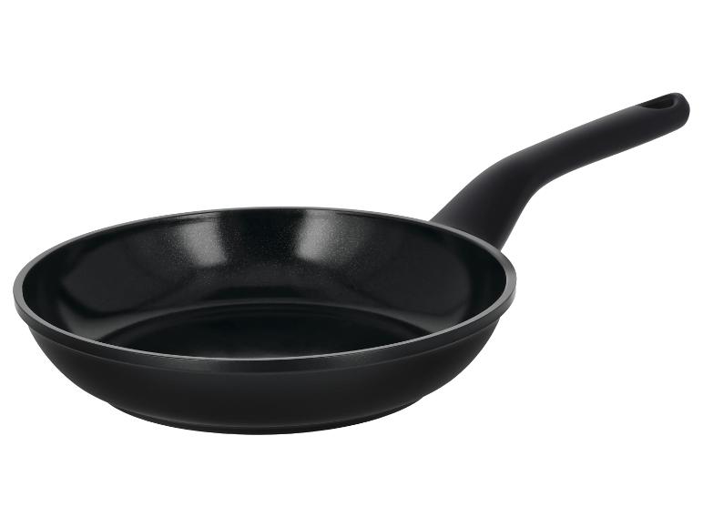 Zwarte koekenpan met antiaanbaklaag en ergonomisch handvat.