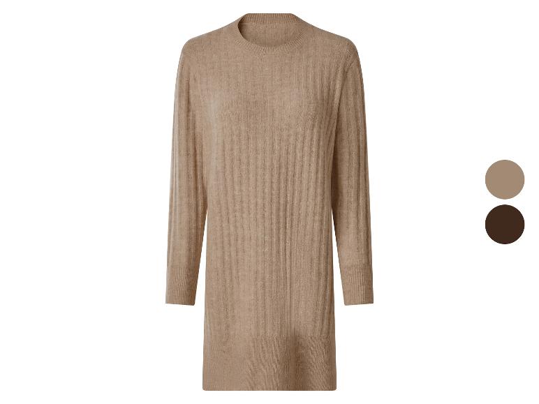 Beige gebreide jurk met lange mouwen en ribpatroon, met kleurenpalet.