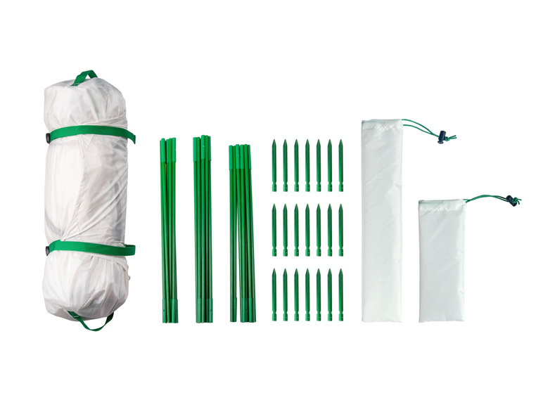 Een witte tent, groene tentstokken en haringen in zakken.