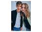 Man en vrouw in jeans en jassen met rits, met de tekst 'STRENESSE BLUE'.