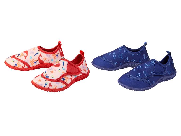 Twee paar waterschoenen voor kinderen: één roze met zeedieren, één blauw met haaien.