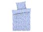 Een blauwe dekbedovertrek met witte golvende strepen.