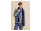 Man in grijze trui en jeans, met blauwe STRENESSE BLUE sjaal.