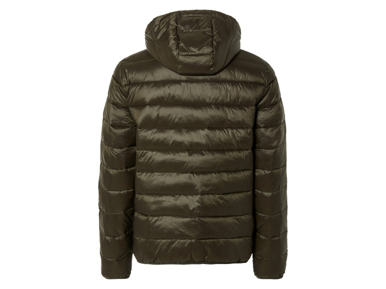 Een groene gewatteerde jas met capuchon