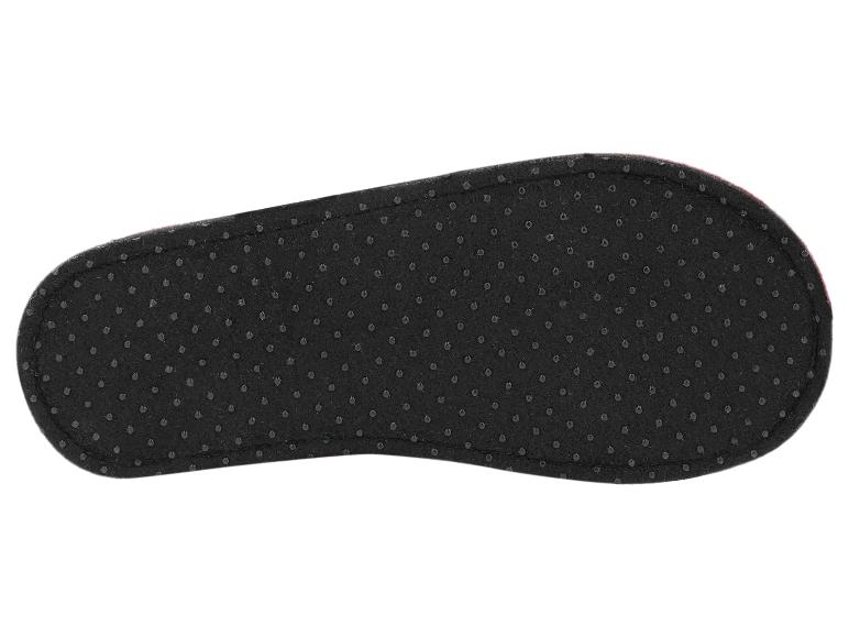 Zwarte slipper met antislipzool, onderaanzicht.