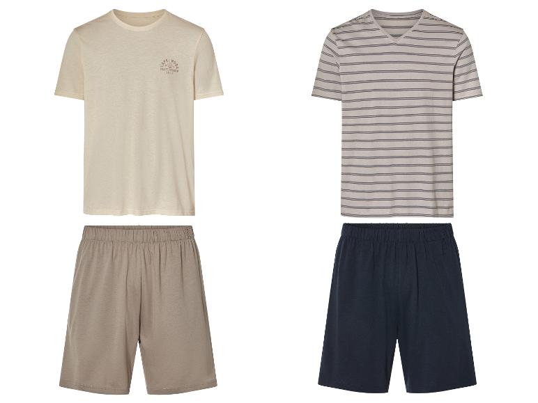 Herenslaappak: effen en gestreepte T-shirts, bijpassende shorts.