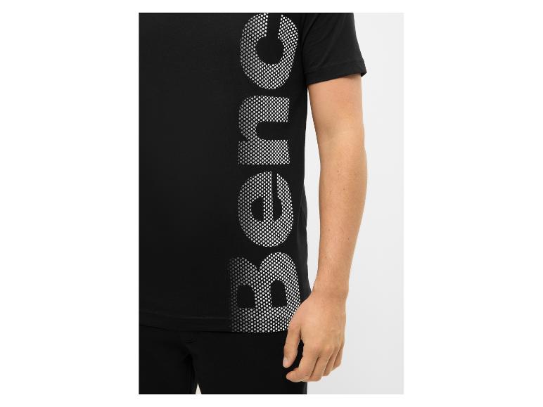 Zwart heren T-shirt met een groot geperforeerd 'Bench' logo op de voorkant