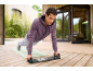 Man doet push-ups op een push-up board buiten.