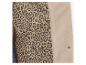 Beige jas met luipaardprint.
