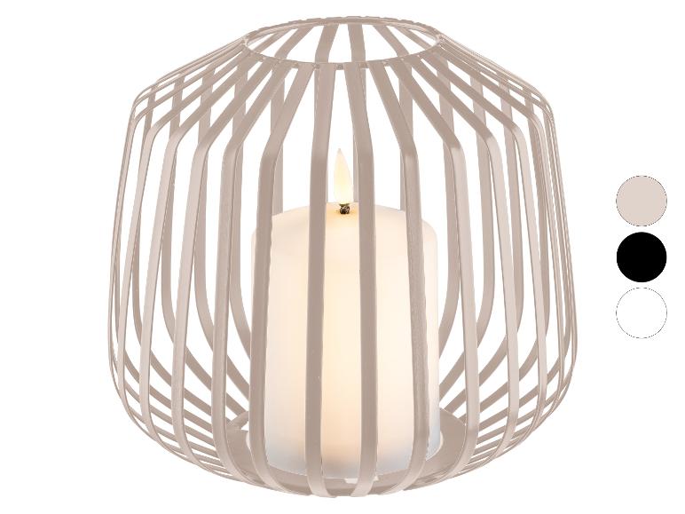 Decoratieve metalen lantaarn met een LED-kaars erin, verkrijgbaar in beige, zwart en wit.