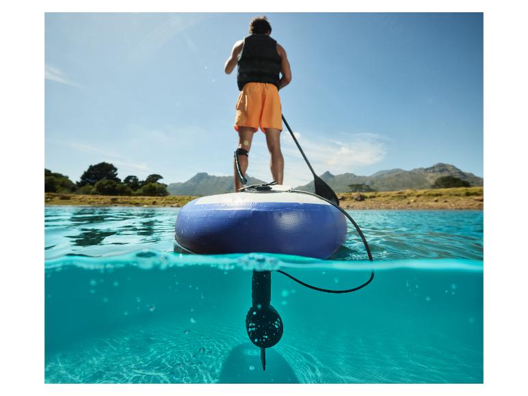 Man op SUP-board met motor, zicht boven en onder water.