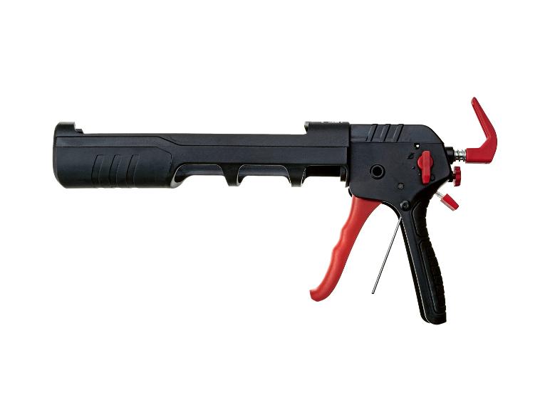 Zwart en rood kitpistool, geïsoleerd op een witte achtergrond