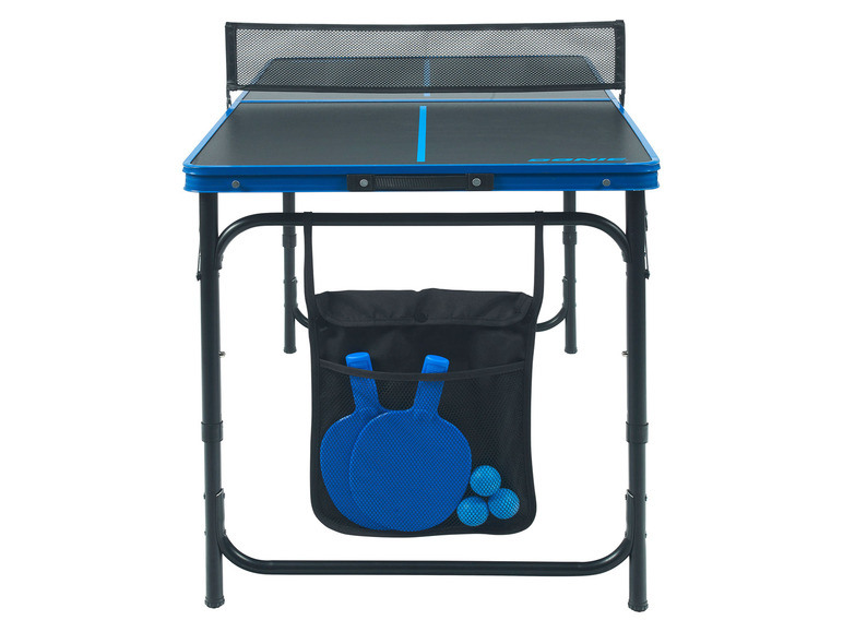 Een blauwe en zwarte opklapbare tafeltennistafel met net, batjes en ballen.