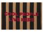 Deurmat met zwarte en beige strepen, met rode tekst 'COOL PEOPLE LIVE HERE'.