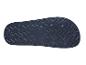 Onderkant van een donkerblauwe slipper met een gestructureerde zool.