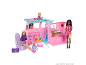 Opengeklapte roze speelgoedcamper met drie poppen, een hondje en kampeeraccessoires.