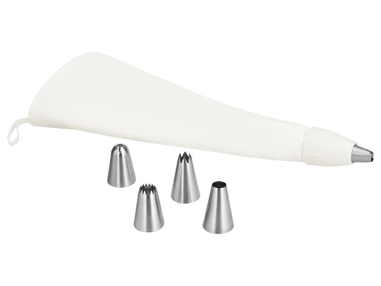 Witte spuitzak met vier verschillende metalen spuitmondjes.