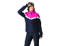 Vrouw in roze, wit en donkerblauwe ski-jas en donkerblauwe skibroek