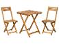 Houten opvouwbare tafel en twee stoelen voor buiten.