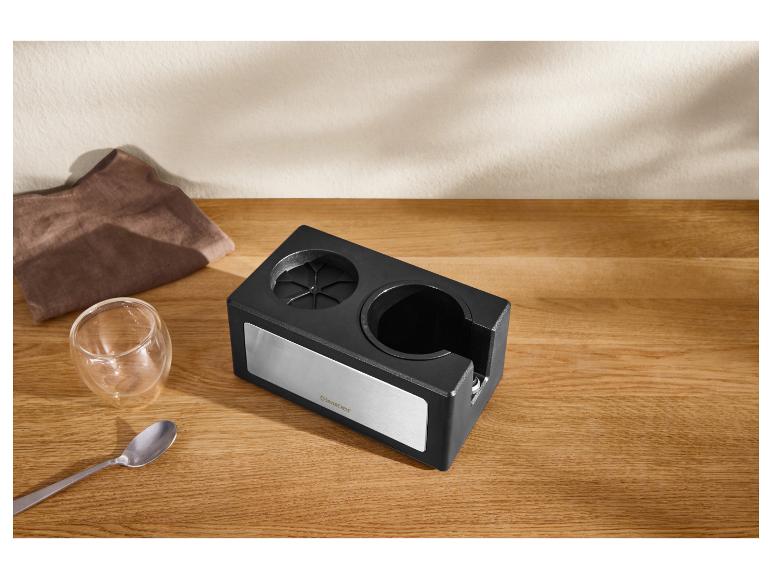 SilverCrest koffiehouder op een houten tafel met een kopje en lepel