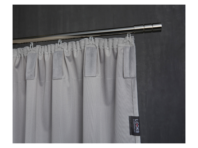 Grijze gordijnen LOOKS by Wolfgang Joop hangen aan een metalen stang.