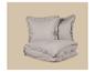 Grijs beddengoedset met ruches en borduursels, inclusief twee kussens en een dekbed.