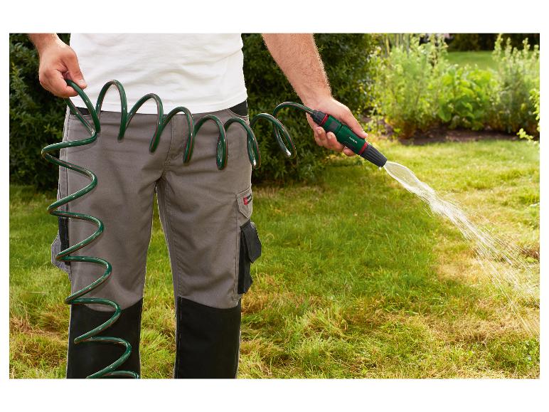 Tuin besproeien met Parkside slang en sproeikop.