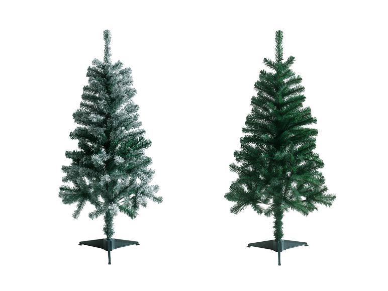 Twee kunstkerstbomen, één besneeuwd en één groen, op een witte achtergrond.