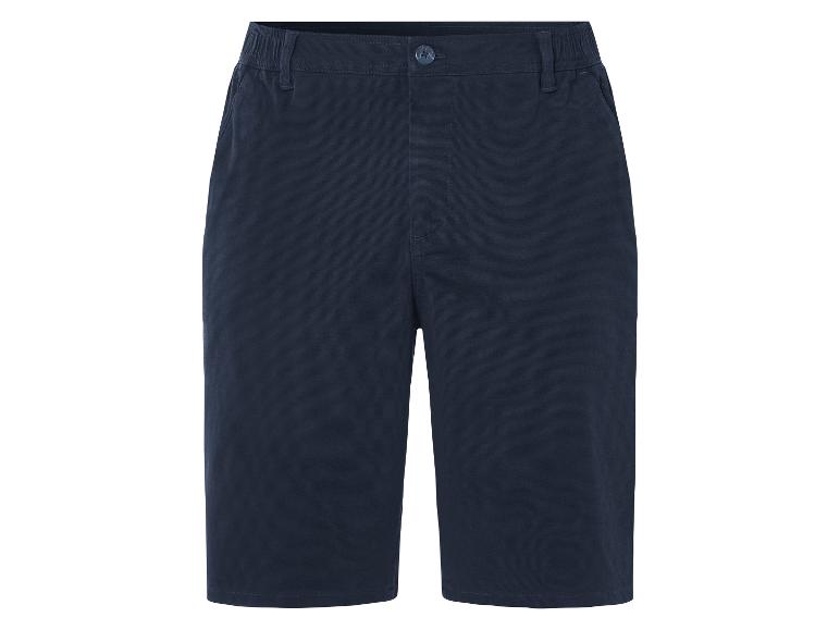 Donkerblauwe katoenen shorts.