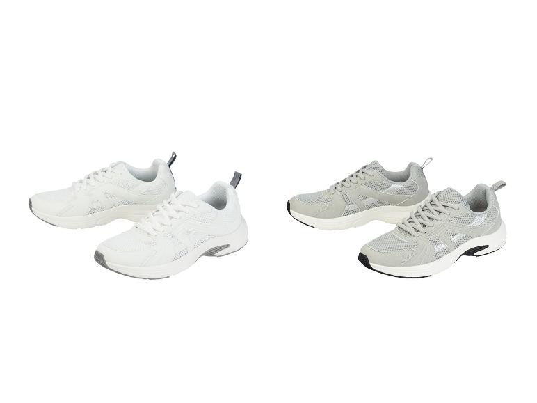 Twee paar sportschoenen, één wit en één grijs.