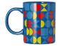 Blauwe mok met kleurrijke geometrische patronen in rood, geel en lichtblauw.