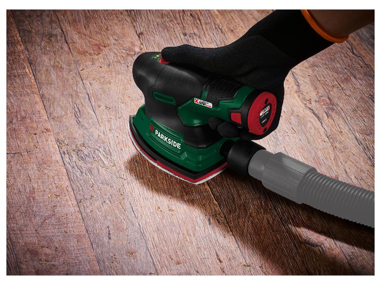 Handpalmschuurmachine met stofafzuigslang schuurt een houten vloer