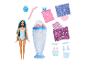 Pop met lang blauw haar, badpak, milkshakebeker, accessoires en verrassingspakketten.