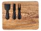 Houten kaasplank met drie zwarte kaasgereedschappen.