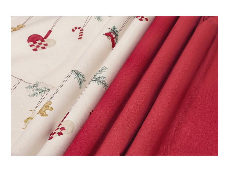 Kerststoffen met feestelijke prints en effen rood