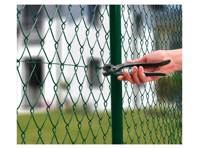 Installatie van een groen gaashek met bevestigingsgereedschap.