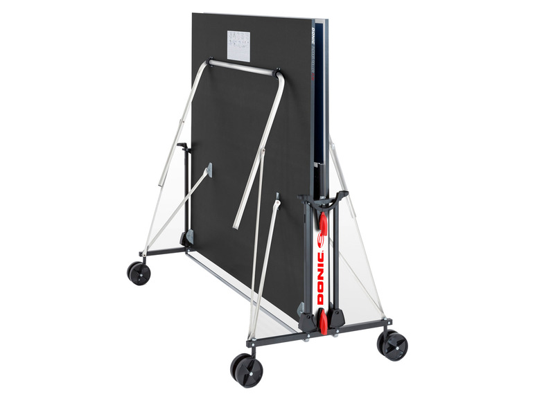 Een Donic tafeltennistafel met wielen, in opgevouwen stand.