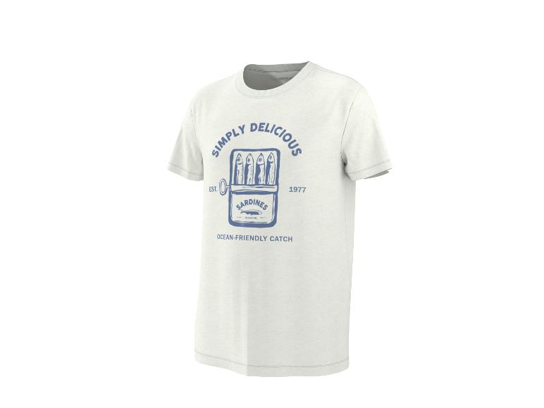 Wit T-shirt met blauwe sardineblikprint en de tekst 'Simply Delicious'.