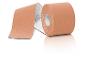 Rol huidkleurige kinesiotape met een afgerold uiteinde, op een witte achtergrond.