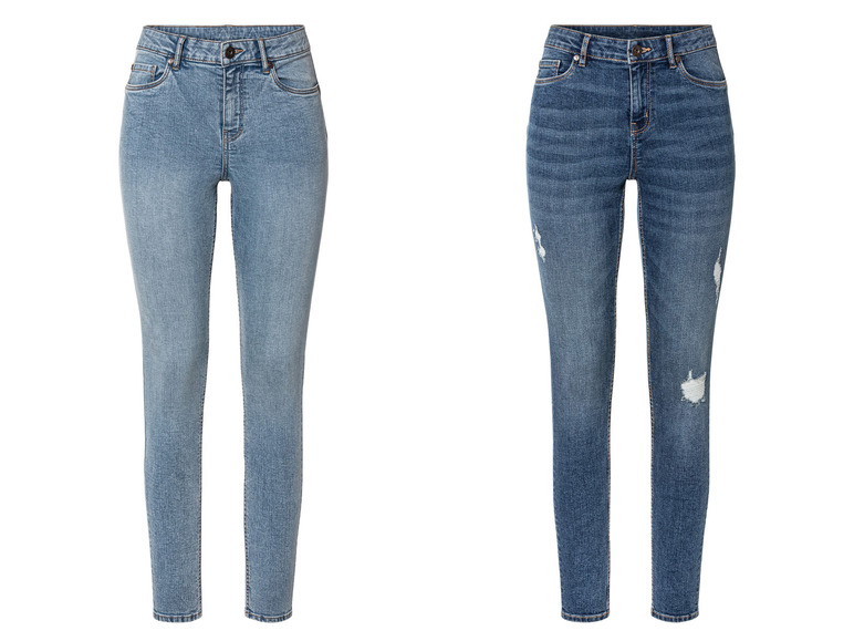 Twee paar blauwe jeans, één met gaten.