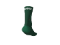 Groene sok met kerstboompatroon van gereedschap en witte tekst op de boord